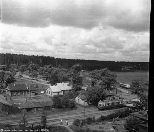 Вид из дома №15 на Красностуденческий проезд, Новое шоссе, Лесную дачу МСХА. Снимок сделан между 1950-1953 годами.